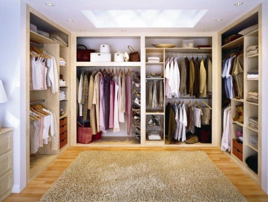 charming-walk-in-dressing-room-design-with-u-shape-shelves-cabinet-and-grey-fur-rug-on-wooden-flooring-728x550